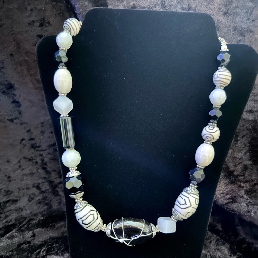 Premier Designs Artsy Necklace - Excellent Condition !